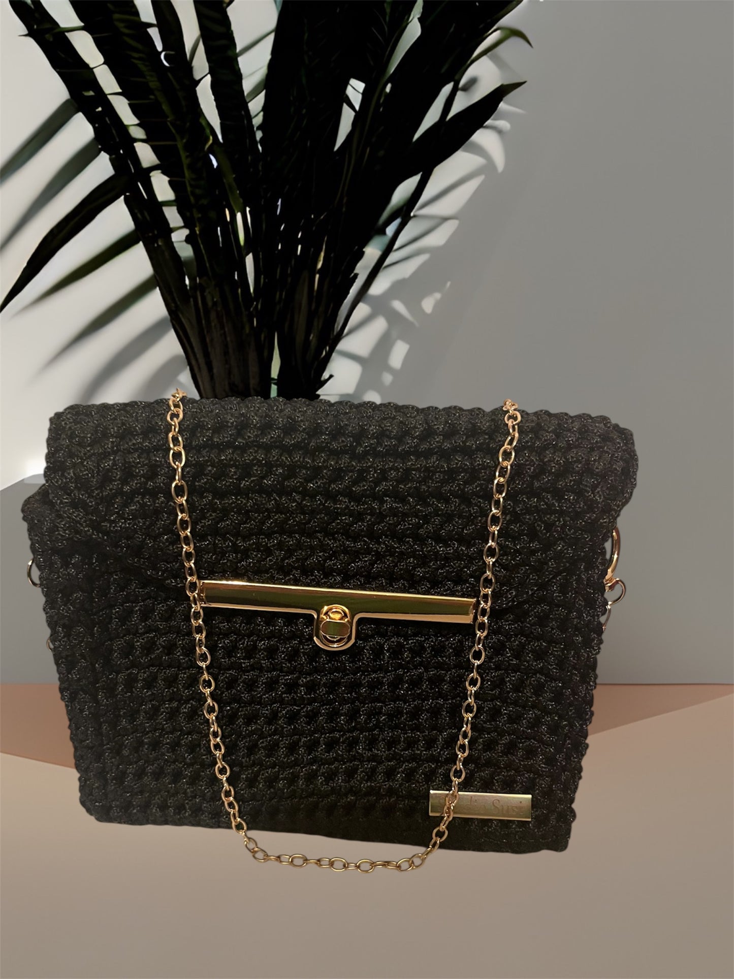 Handgehäkelte Clutch „Studio Susi“ – Schwarz mit Goldkette
