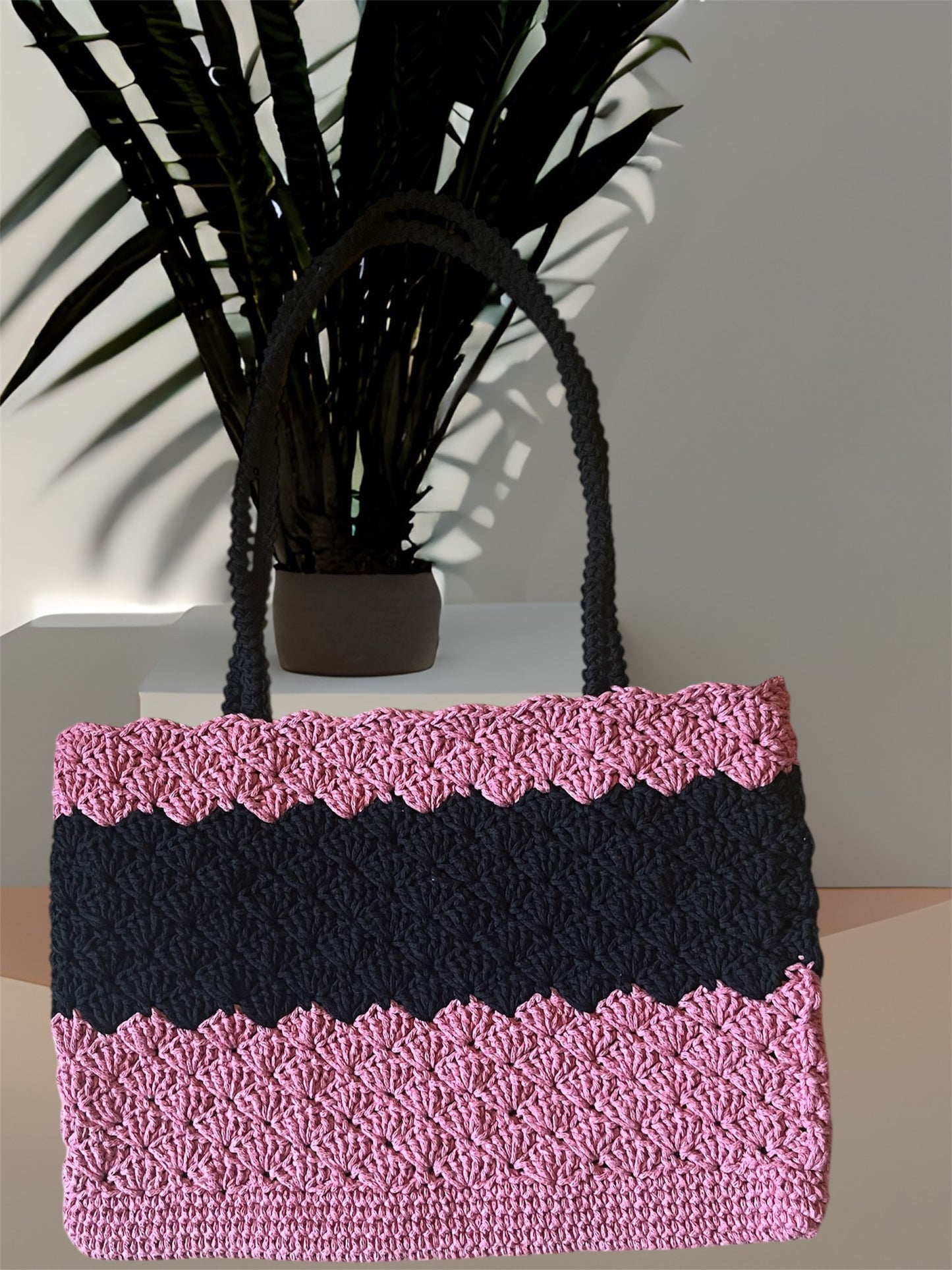 Gehäkelte Tasche in Pink & Schwarz - Handgefertigt