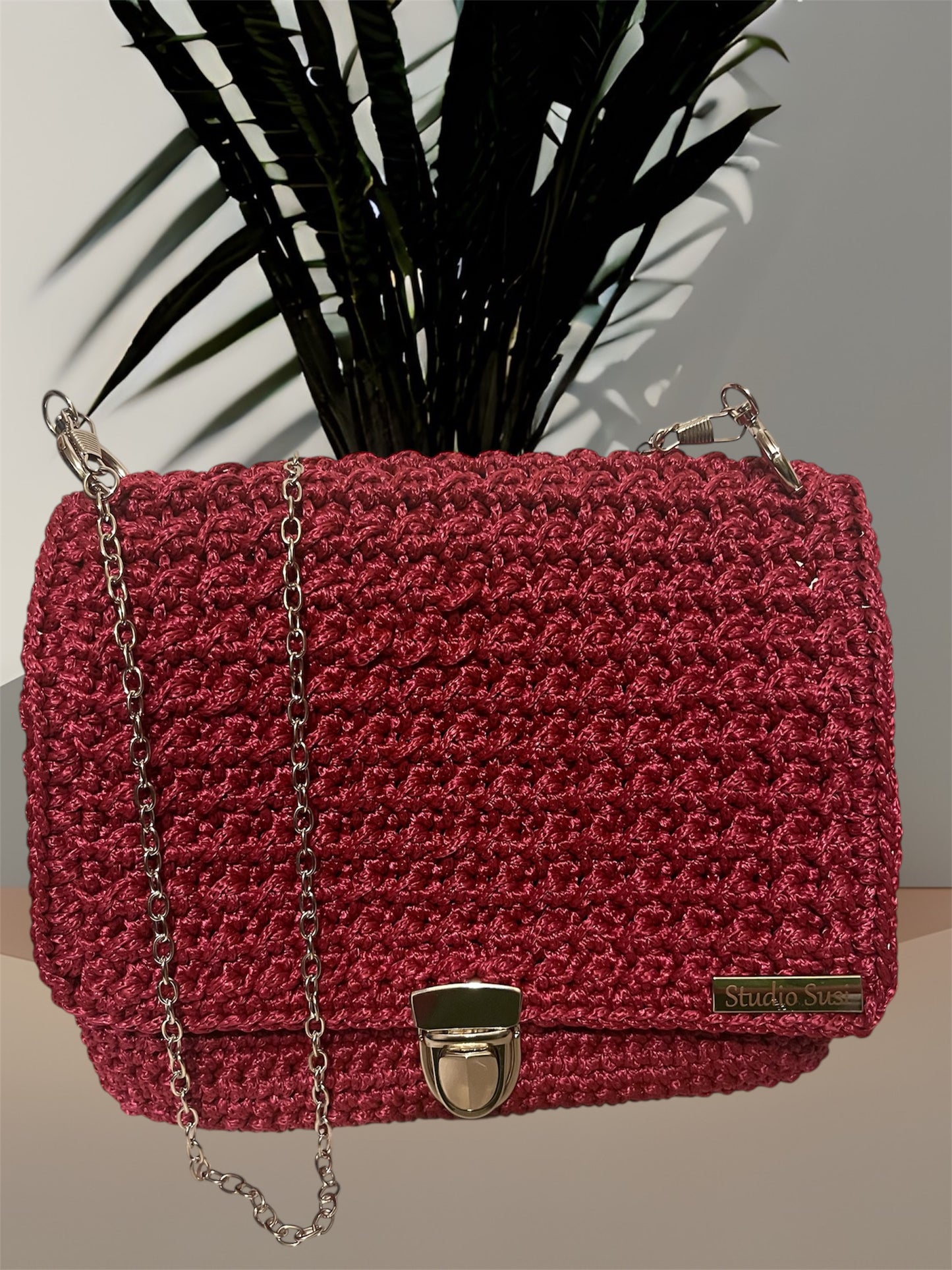 Handgehäkelte Clutch „Studio Susi“ – Bordeaux mit Silberkette
