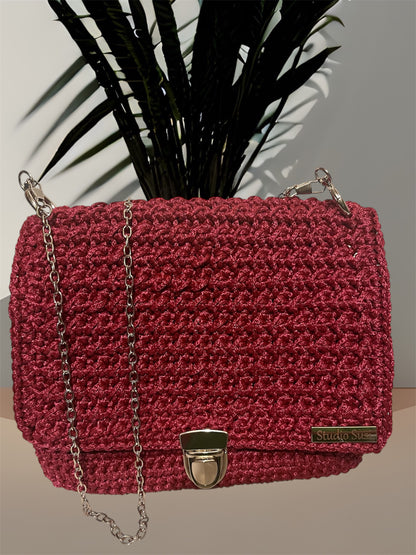 Handgehäkelte Clutch „Studio Susi“ – Bordeaux mit Silberkette