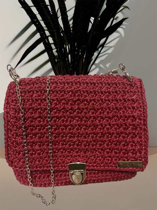 Handgehäkelte Clutch „Studio Susi“ – Bordeaux mit Silberkette
