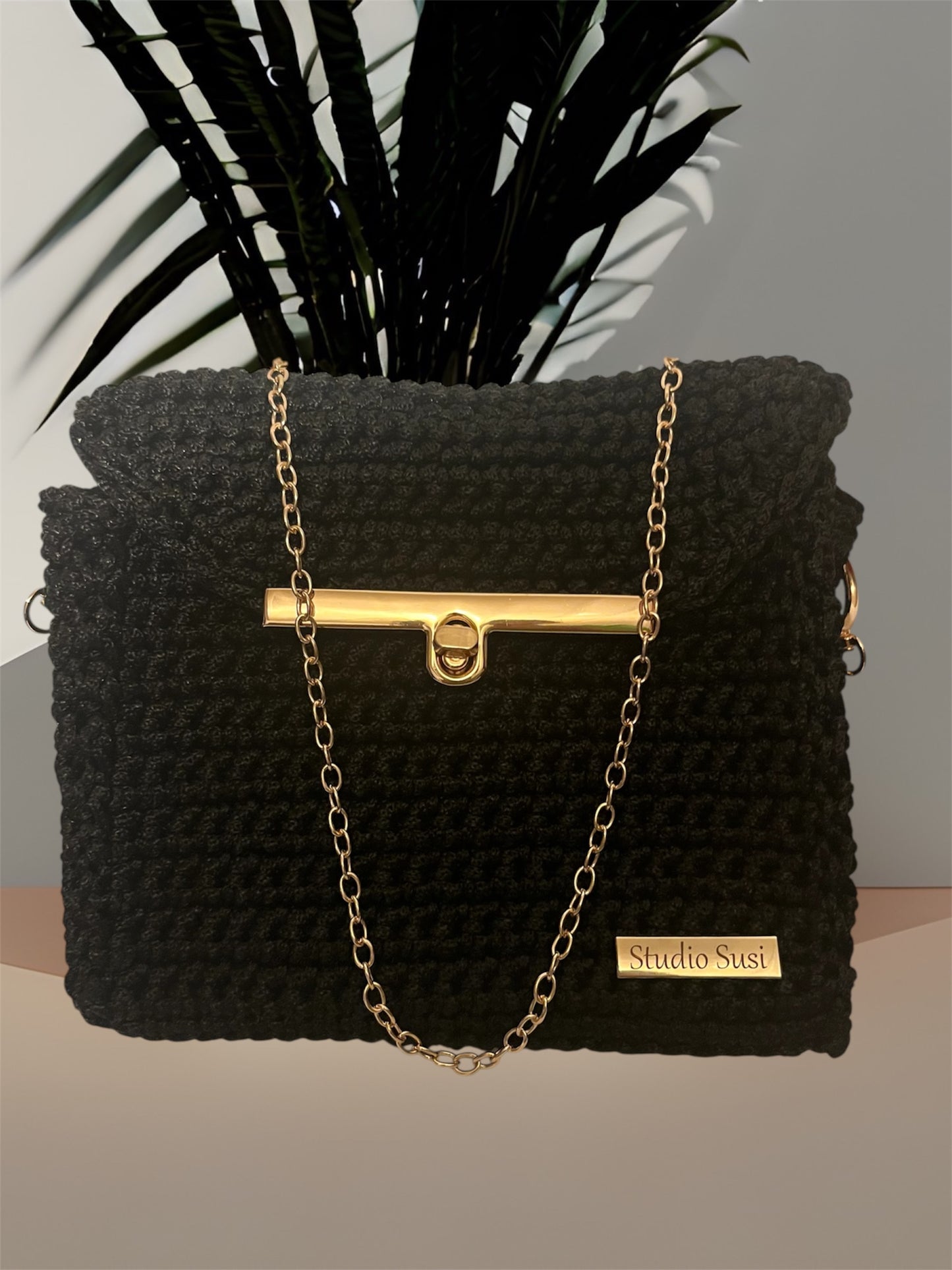 Handgehäkelte Clutch „Studio Susi“ – Schwarz mit Goldkette