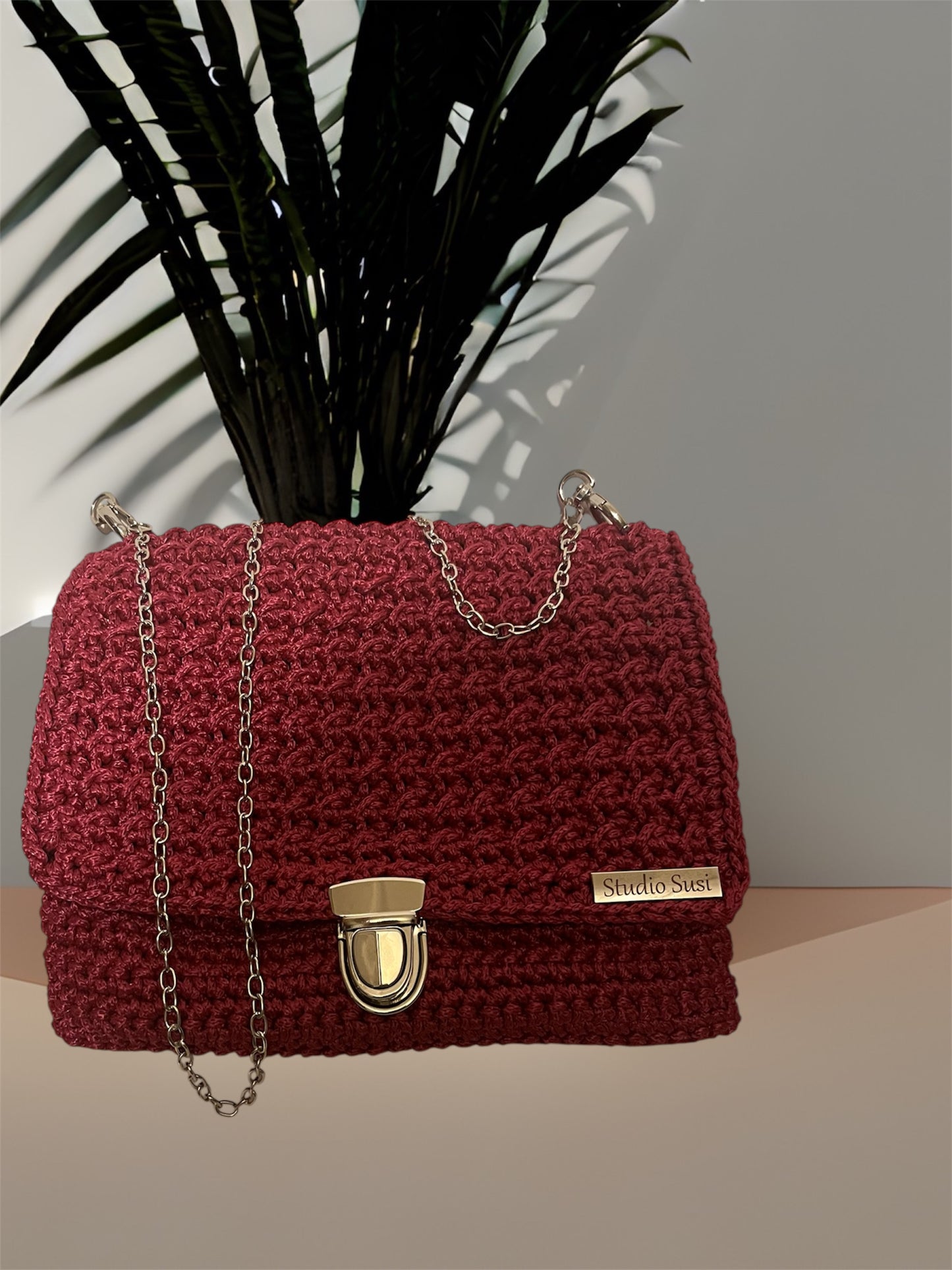 Handgehäkelte Clutch „Studio Susi“ – Bordeaux mit Silberkette
