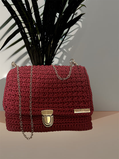 Handgehäkelte Clutch „Studio Susi“ – Bordeaux mit Silberkette