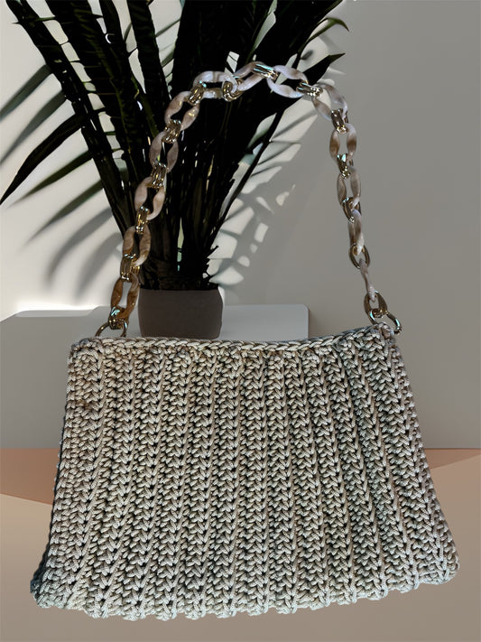 Gehäkelte Tasche in Silber-Beige mit Kettenhenkel