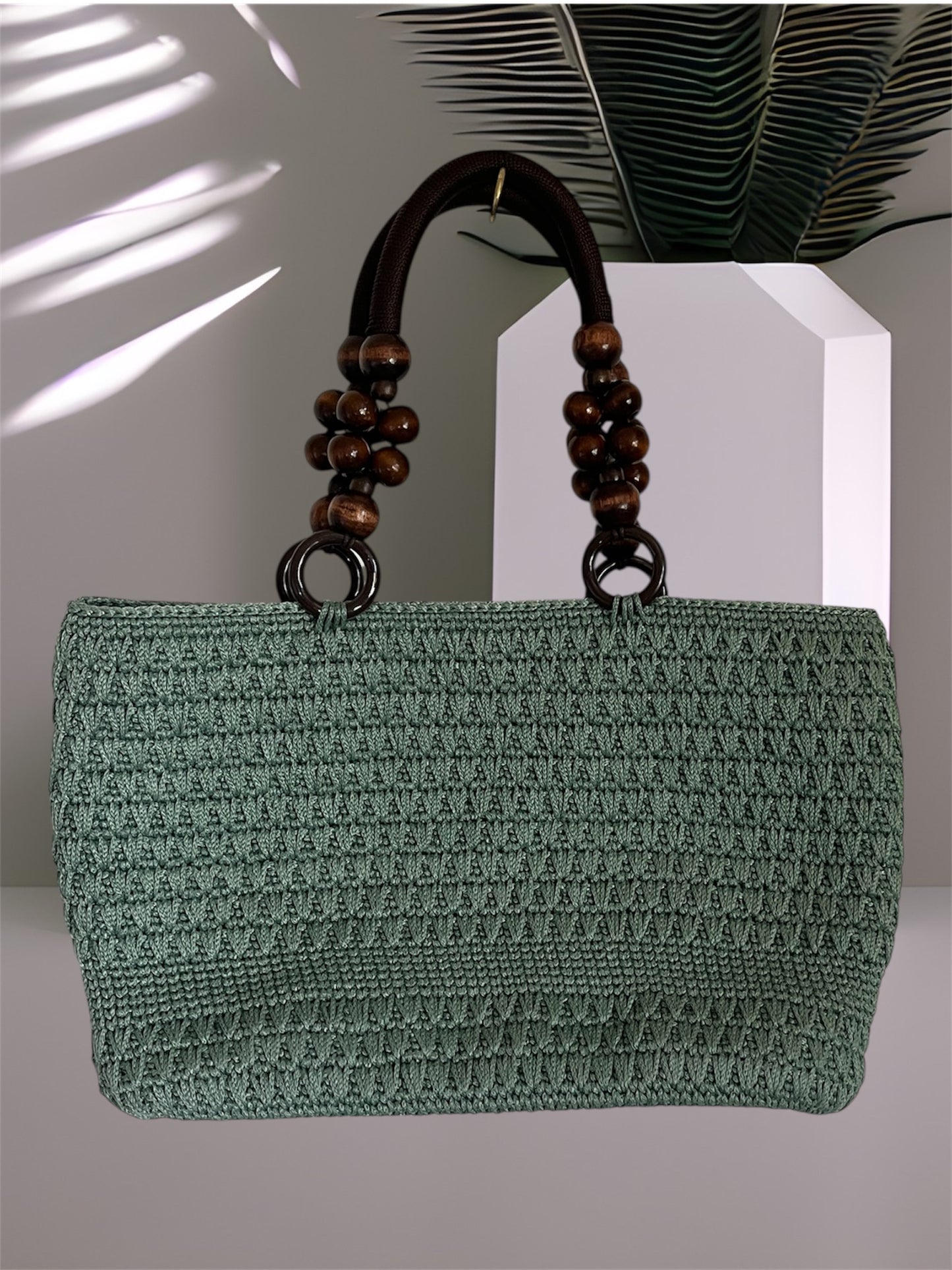 Gehäkelte Tasche in Salbeigrün mit Holzperlen-Henkeln