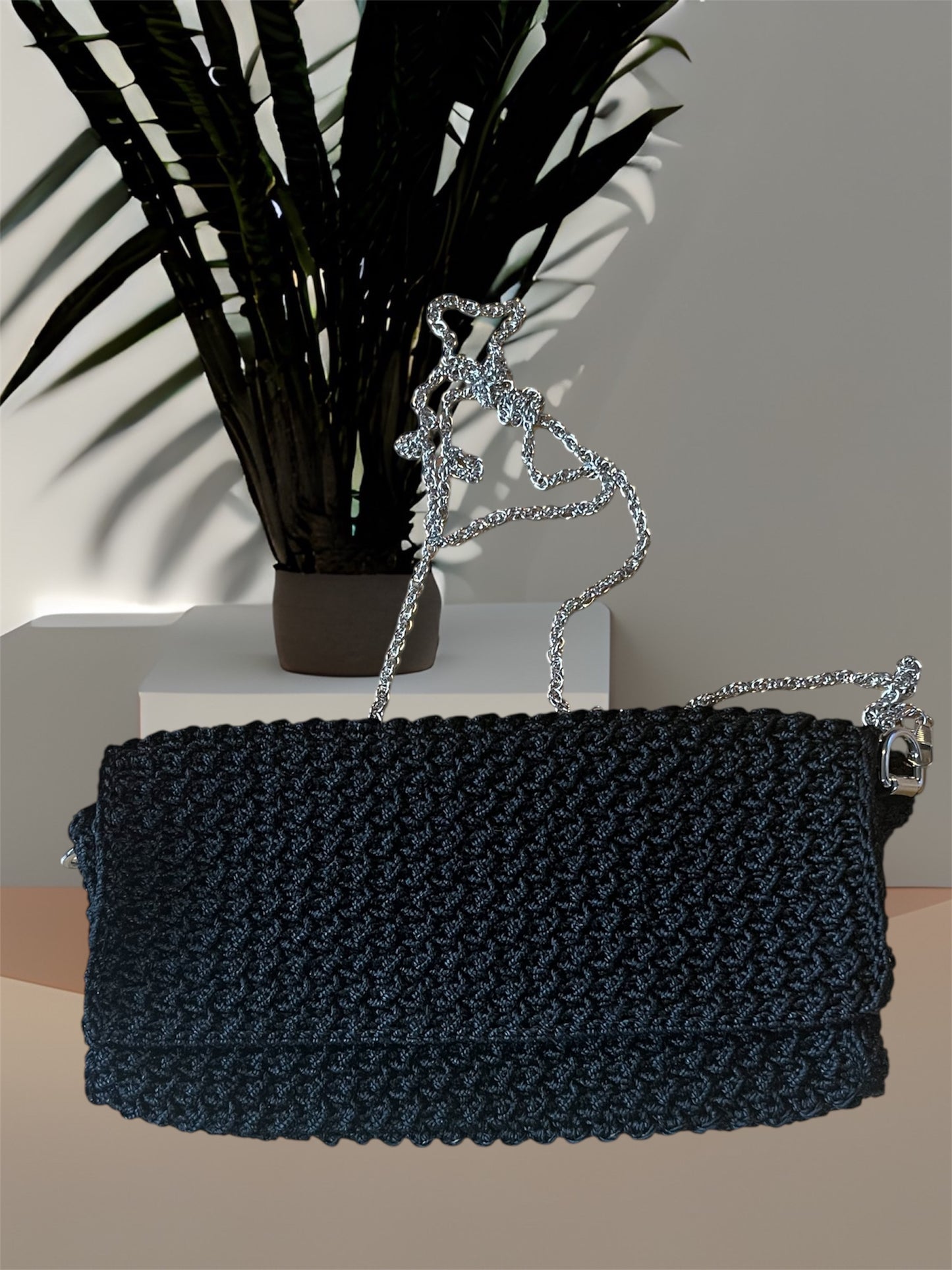 Häkelhandtasche mit silberner Kette – Eleganz trifft Handarbeit