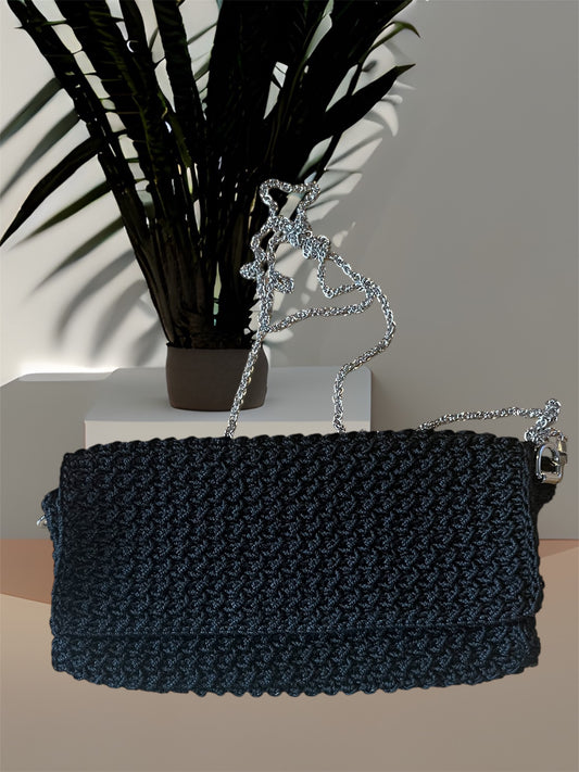 Häkelhandtasche mit silberner Kette – Eleganz trifft Handarbeit