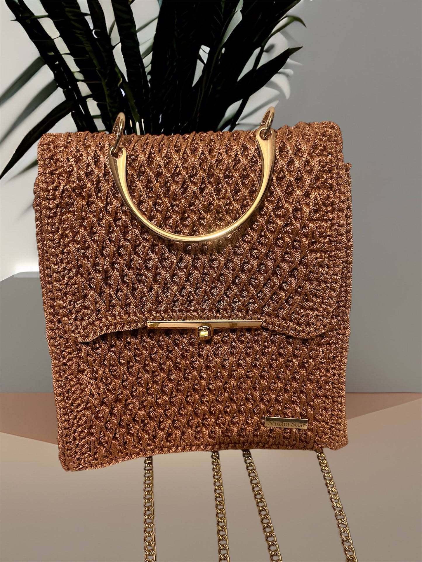 Handgefertigter gehäkelter Rucksack • Crochet Backpack • Eleganter Damen-Rucksack mit Goldkette • Metallic Kupfer Braun • Studio Susi Handmade