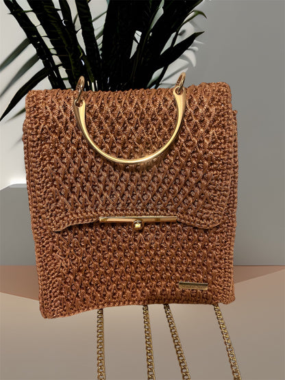 Handgefertigter gehäkelter Rucksack • Crochet Backpack • Eleganter Damen-Rucksack mit Goldkette • Metallic Kupfer Braun • Studio Susi Handmade