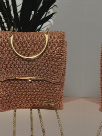 Handgefertigter gehäkelter Rucksack • Crochet Backpack • Eleganter Damen-Rucksack mit Goldkette • Metallic Kupfer Braun • Studio Susi Handmade